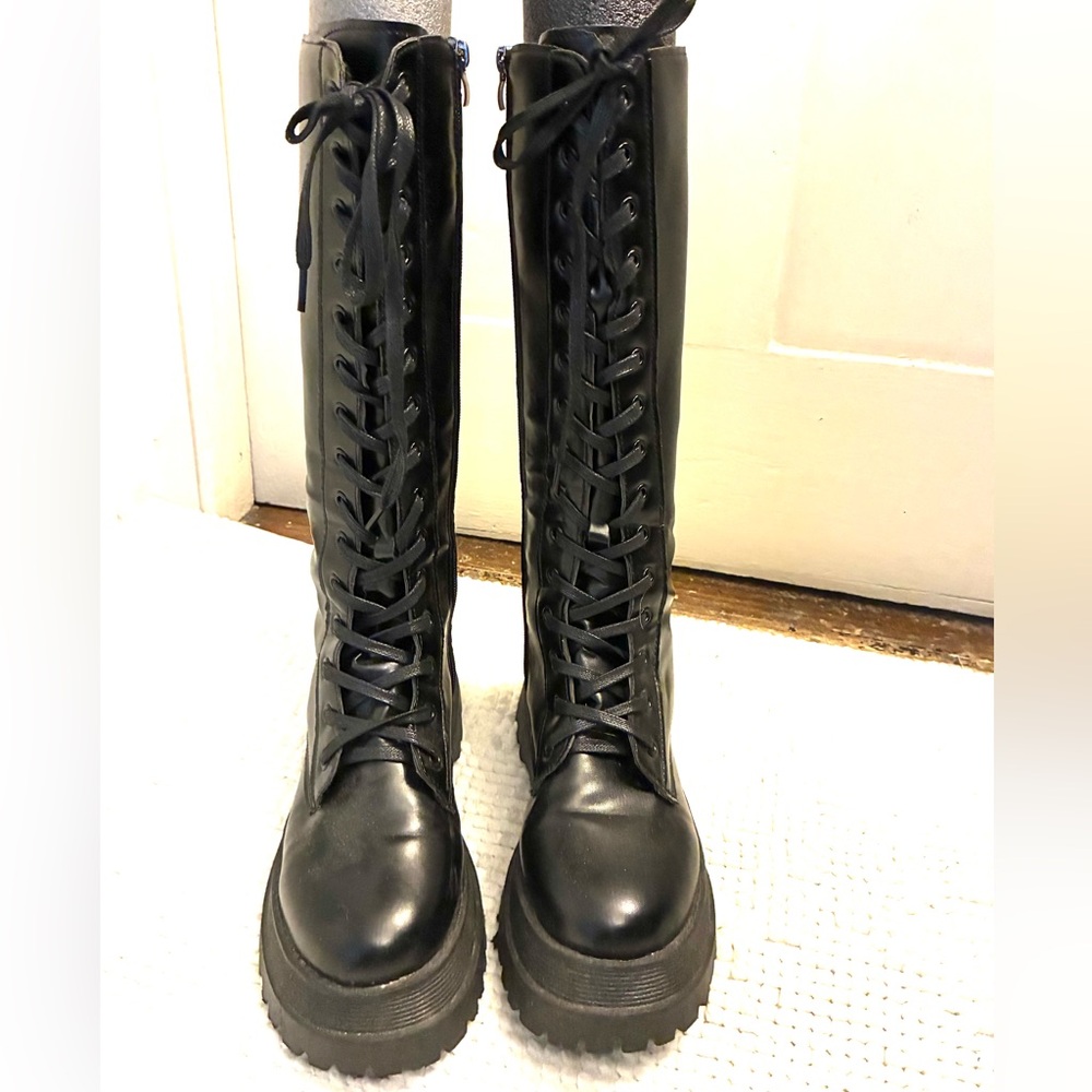 Black Lace-Up Women's moto boots
Like new
